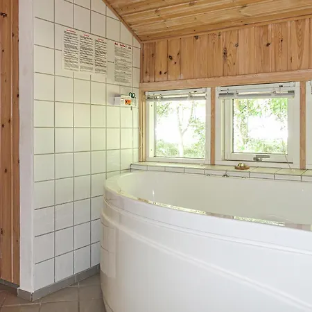 Hébergement de vacances Stunning In Aakirkeby With Kitchen