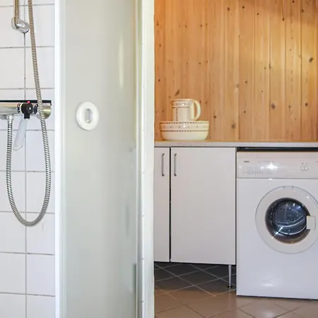 Hébergement de vacances Stunning In Aakirkeby With Kitchen