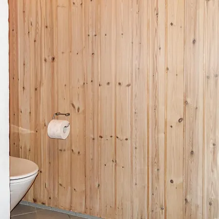 Stunning In Aakirkeby With Kitchen Hébergement de vacances *