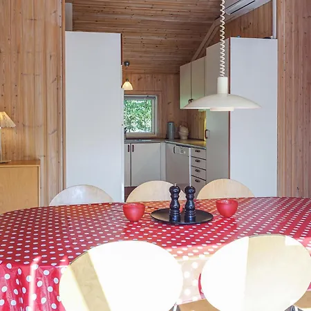 Stunning In Aakirkeby With Kitchen Vester Somarken