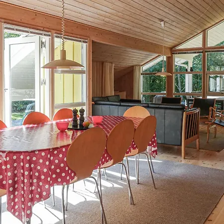 Ferienhaus Stunning In Aakirkeby With Kitchen *
