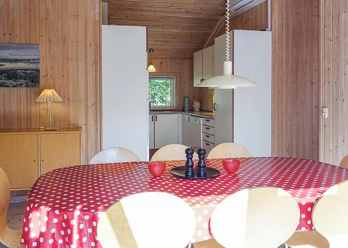 Stunning In Aakirkeby With Kitchen Vester Somarken